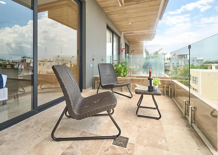 Coastal W Rooftop Pool, Gym Near Apartment