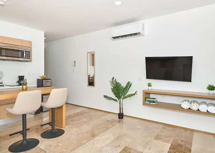 Coastal W Rooftop Pool, Gym Near Apartment