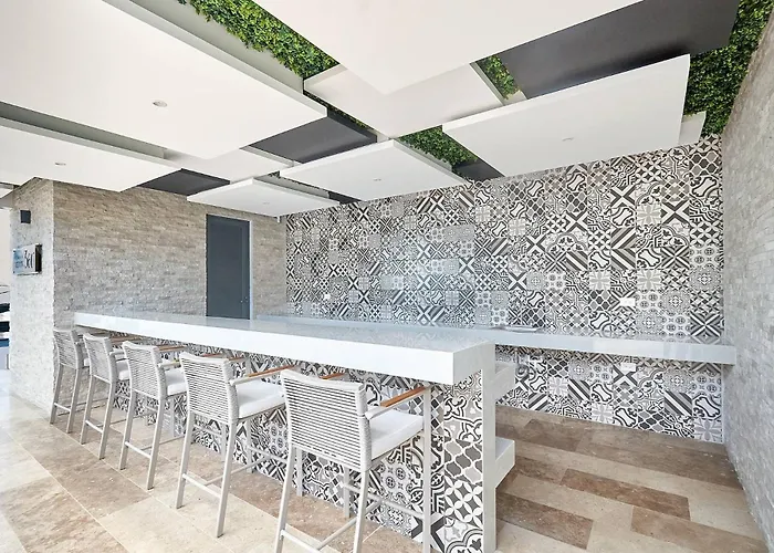 Coastal W Rooftop Pool, Gym Near Apartment